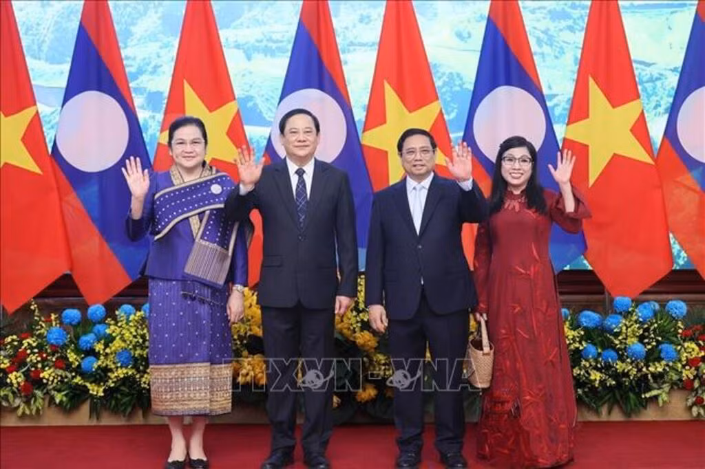 Le Premier ministre vietnamien, Pham Minh Chinh (2e à droite) s'exprime lors de son entretien avec son homologue lao, Sonexay Siphandone. Photo : VNA. Le Premier ministre vietnamien, Pham Minh Chinh (2e à droite) s'exprime lors de son entretien avec son homologue lao, Sonexay Siphandone. Photo : VNA.