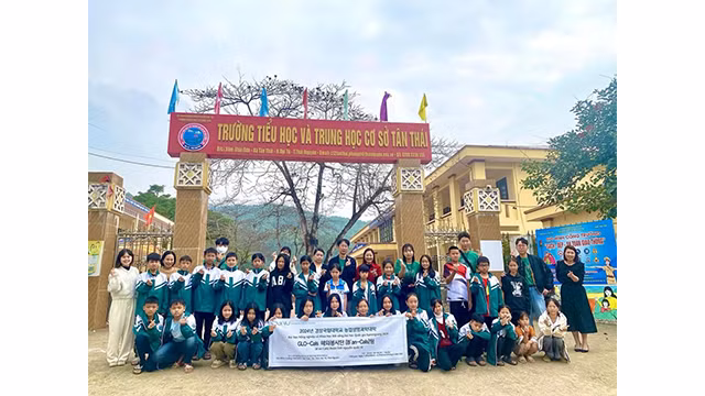 Des élèves de l’école primaire et secondaire de Tân Thai et des étudiants de l’Université sud-coréenne de Gyeongsang lors de l'échange culturel au Centre éducatif et culturel Dream Seed. Photo: thoidai.com.vn