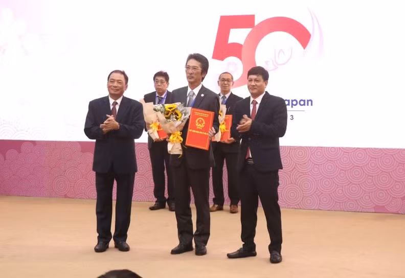 Le Comité populaire provincial de Hung Yên a remis des certificats d'investissement aux entreprises japonaises. Photo : NDEL.