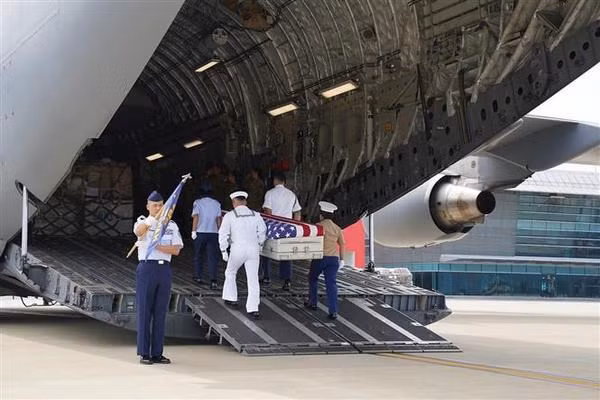 La 161e cérémonie de rapatriement des restes de soldats américains portés disparus au Vietnam (MIA) a eu lieu à l'aéroport international de Dà Nang, le 27 juin 2023. Photo : VNA. La 161e cérémonie de rapatriement des restes de soldats américains portés disparus au Vietnam (MIA) a eu lieu à l'aéroport international de Dà Nang, le 27 juin 2023. Photo : VNA.