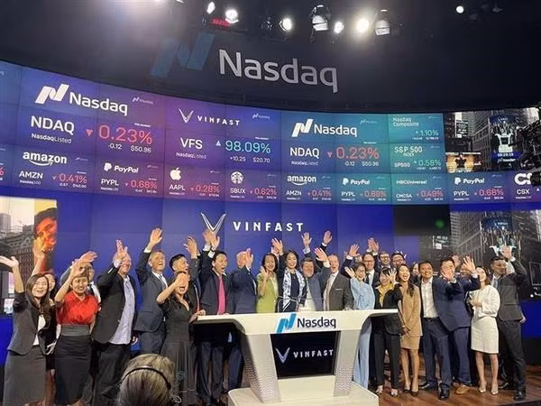 Le 15 août 2023, VinFast a sonné la cloche de lancement sur le Nasdaq Global Select Market à New York, aux États-Unis. Photo : VNA. Le 15 août 2023, VinFast a sonné la cloche de lancement sur le Nasdaq Global Select Market à New York, aux États-Unis. Photo : VNA.