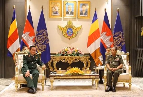 Le général de corps d'armée Vo Minh Luong, membre du Comité central du Parti, membre permanent de la Commission militaire centrale, vice-ministre de la Défense et le général Tea Banh, vice-Premier ministre et ministre de la Défense. Photo : VNA