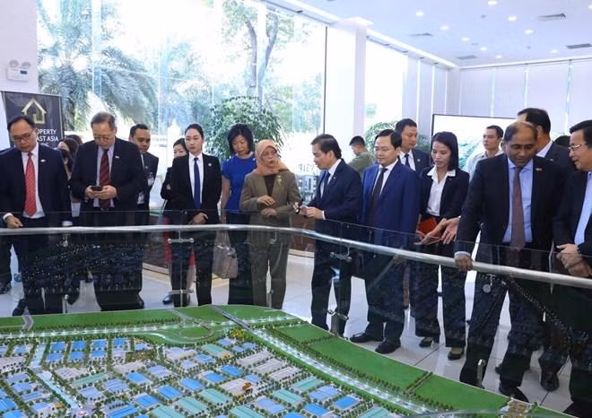 La Présidente singapourienne, Halimah Yacob, s'informe du modèle du parc industriel VSIP Bac Ninh. Photo: VNA