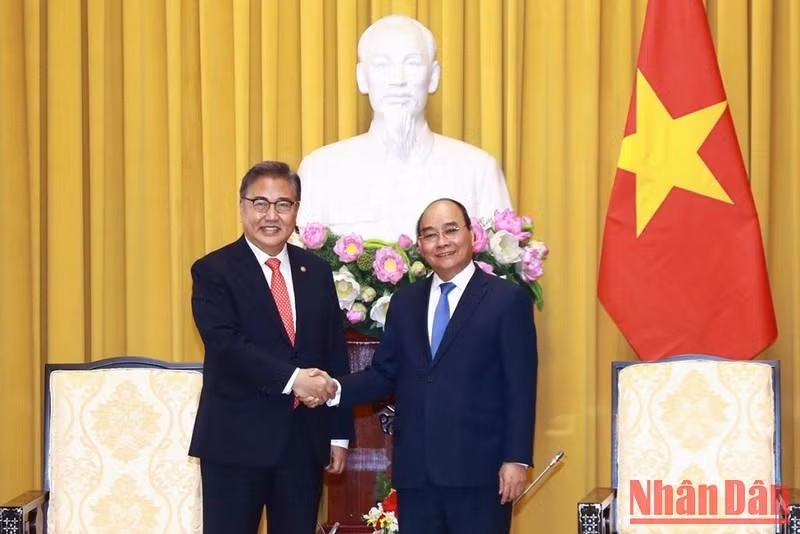 Le Président Nguyên Xuân Phuc (à droite) reçoit le ministre sud-coréen des Affaires étrangères, Park Jin.