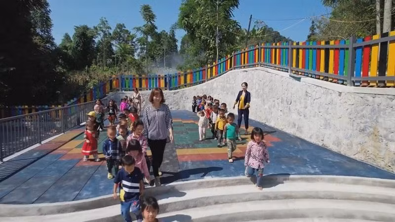 Les institutrices et les élèves du district pauvre de Muong Khuong sont ravies d’avoir une nouvelle école construite avec du plastique recyclé. Photo : VNA.