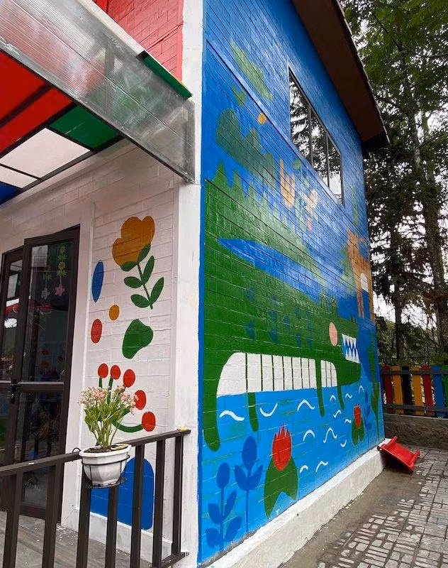 Les matériaux de construction des murs et des clôtures sont tous issus de déchets plastiques recyclés. Photo : baodautu.