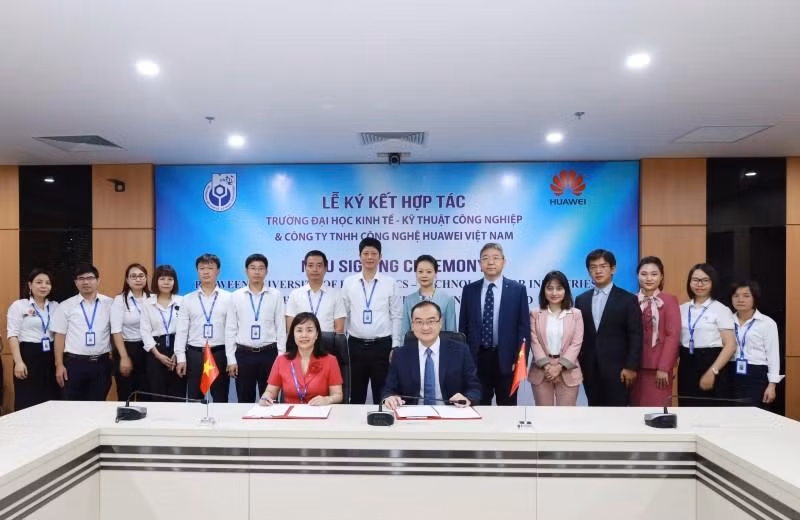 Huawei coopère avec deux universités vietnamiennes pour former des talents numériques ảnh 1