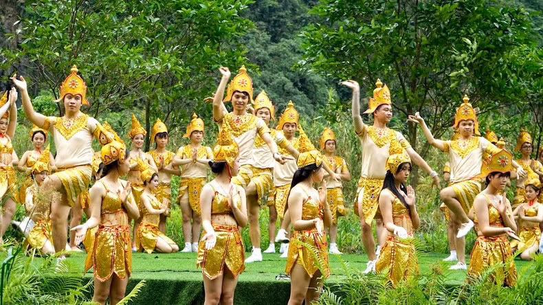 Un spectacle de danse cham par des artistes de la province de Binh Thuân lors du festival. Photo : NDEL. Un spectacle de danse cham par des artistes de la province de Binh Thuân lors du festival. Photo : NDEL.