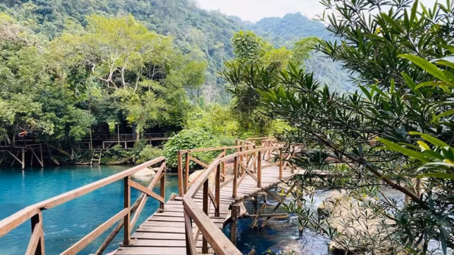 Le ruisseau Mooc est une nouvelle attraction célèbre dans la région de Phong Nha-Ke Bàng. Photo : Voyage Quang Binh. Le ruisseau Mooc est une nouvelle attraction célèbre dans la région de Phong Nha-Ke Bàng. Photo : Voyage Quang Binh.