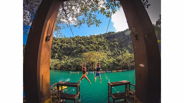 De nombreuses activités intéressantes telles que le bain de boue dans la grotte ou la tyrolienne sont organisées à la rivière Chày – la grotte sombre. Photo : Voyage Quang Binh. De nombreuses activités intéressantes telles que le bain de boue dans la grotte ou la tyrolienne sont organisées à la rivière Chày – la grotte sombre. Photo : Voyage Quang Binh.