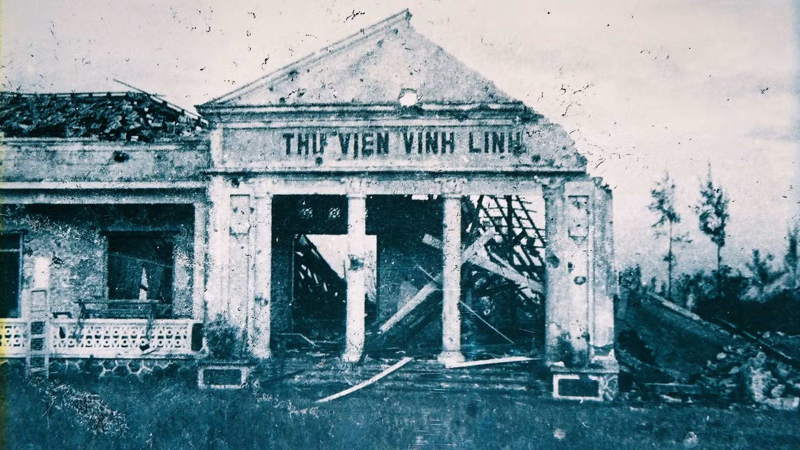 La bibliothèque de Vinh Linh bombardée. Photo d’archives