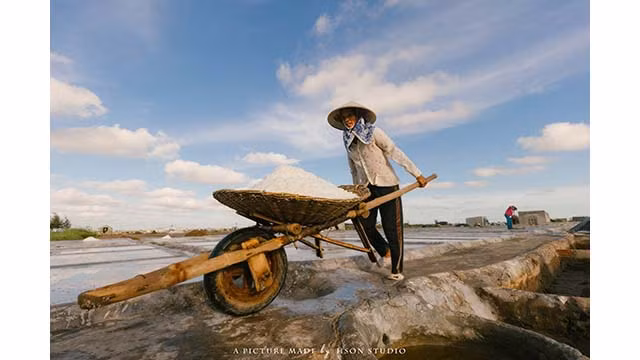 La fabrication du sel comporte une étape supplémentaire de séchage du sable et de filtration du sable pour augmenter la concentration de salinité. Photo : www.sgtiepthi.vn