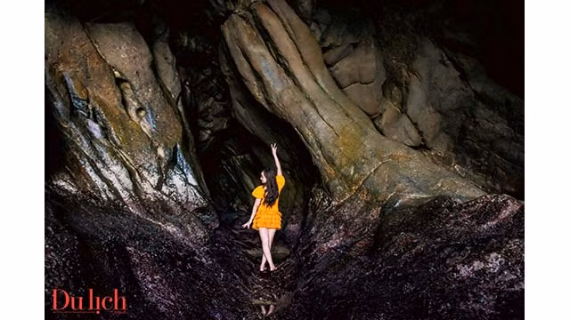 L’intérieur de la grotte est une plage de sable qui apparait à marée basse. Lorsque la marée monte, elle crée un lac bleu clair, parsemé de stalactites violettes et rouges. Photo : tcdulichtphcm.vn
