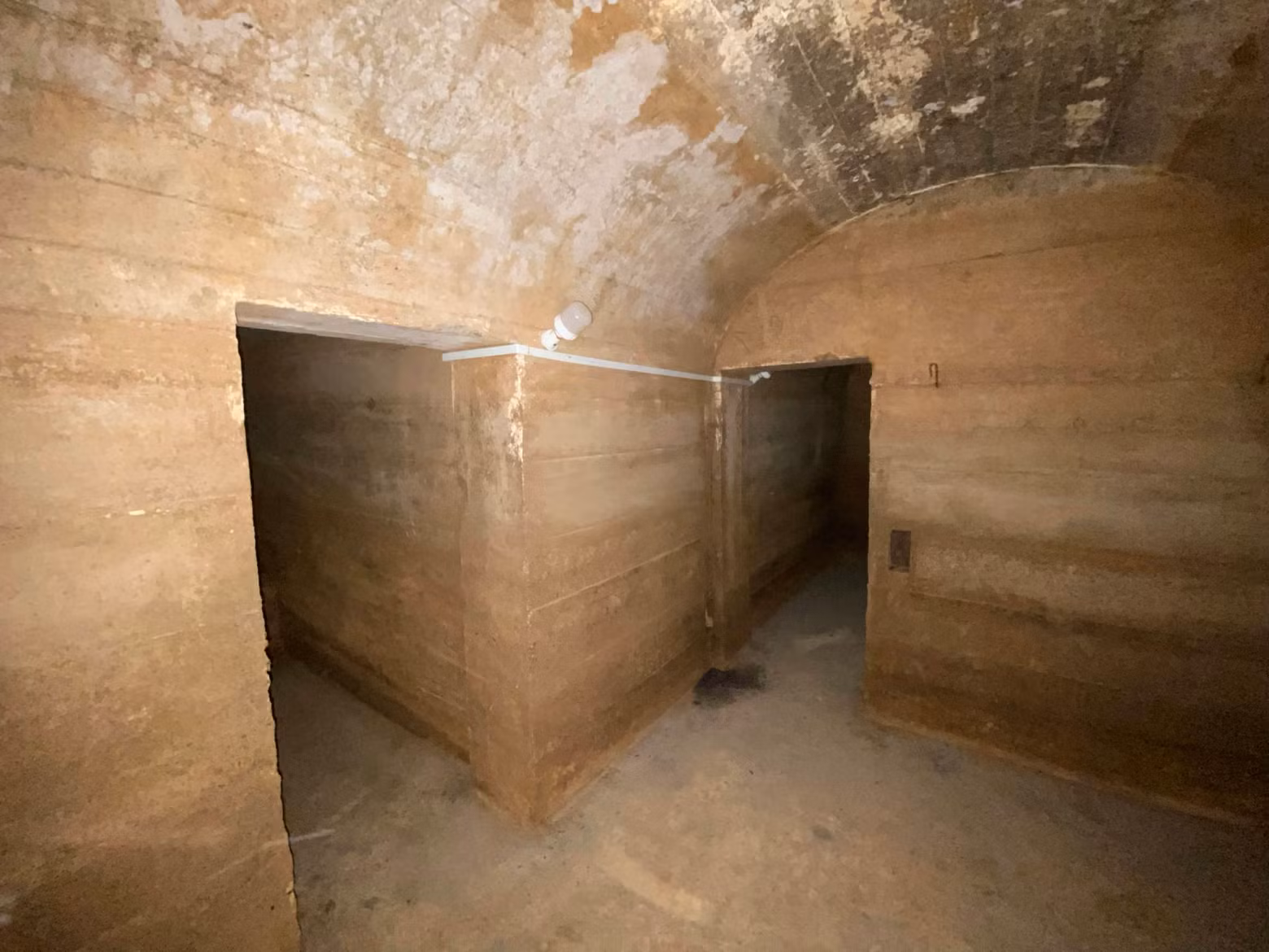 Le tunnel fait environ 30m2 avec 2 pièces.