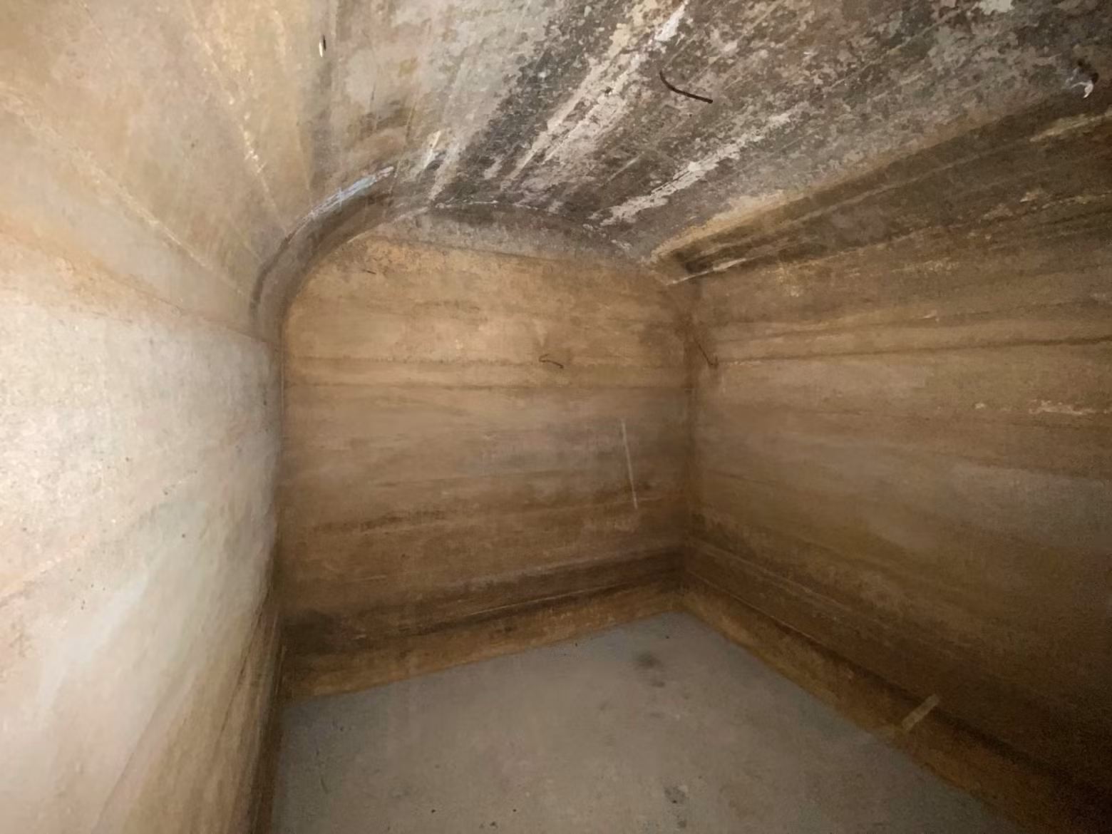 La paroi du tunnel a une épaisseur de 0,5 m pour assurer la sécurité en casd'attaque à la bombe.