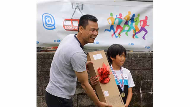 L'ambassadeur Dang Hoang Giang, chef de la Mission permanente du Vietnam auprès des Nations Unies, a remis des cadeaux aux athlètes participant à la course d’amitié « ASEAN Fun Run ». Photo : thoidai.com.vn