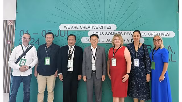 Le président du Comité populaire de la ville de Dà Lat, Dang Quang Tu (4e à partir de la gauche), a pris des photos souvenirs avec les maires des villes du réseau des villes créatives. Photo : baogialai.com Le président du Comité populaire de la ville de Dà Lat, Dang Quang Tu (4e à partir de la gauche), a pris des photos souvenirs avec les maires des villes du réseau des villes créatives. Photo : baogialai.com