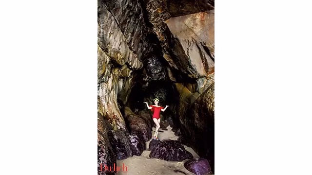 Les visiteurs peuvent aussi s’amuser en nageant tout en admirant les nids d’oiseaux et les chauves-souris volant au plafond de la grotte. La particularité de Tam Thiên Dông est qu’elle n’est exposée que pendant trois mois d’été chaque année. Photo : tcdulichtphcm.vn