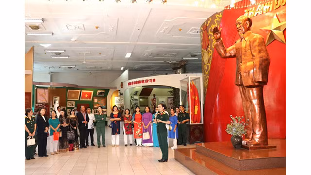 Les délégués visitent le Musée des Forces armées de la région du Nam Bô oriental. Photo : thoidai.com.vn