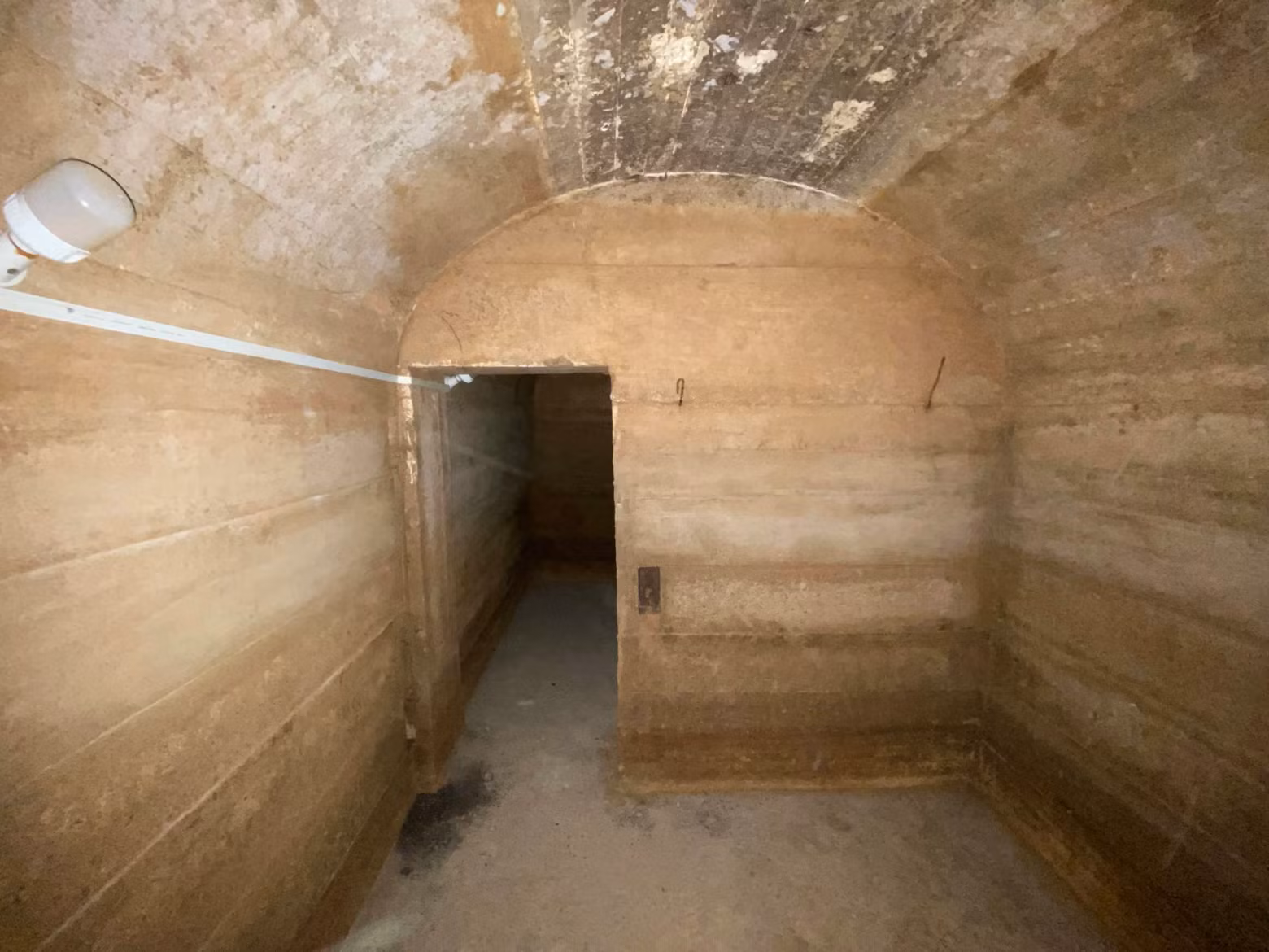 La paroi du tunnel a une épaisseur de 0,5 m pour assurer la sécurité en casd'attaque à la bombe.