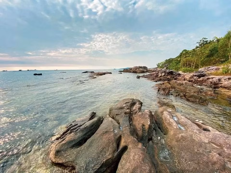 Pour se rendre au village de pêcheurs de Ganh Dâu, les visiteurs passent par Cua Duong et Cua Can, puis parcourent environ 20 km plus loin sur le chemin de terre rouge entre les forêts primaires de Phu Quôc et continuent vers le Nord-Ouest. Photo : Vinwonders.