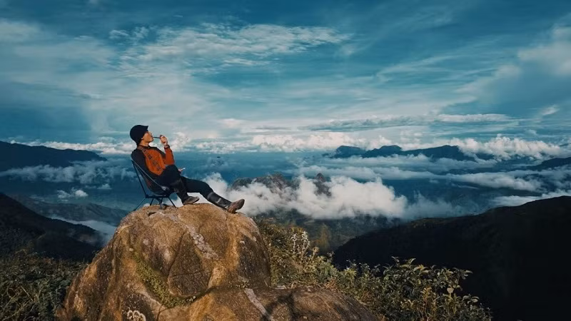 Visitez Bach Moc Luong Tu pour vous perdre dans un océan de nuages flottants. Photo : baoquocte.vn Visitez Bach Moc Luong Tu pour vous perdre dans un océan de nuages flottants. Photo : baoquocte.vn