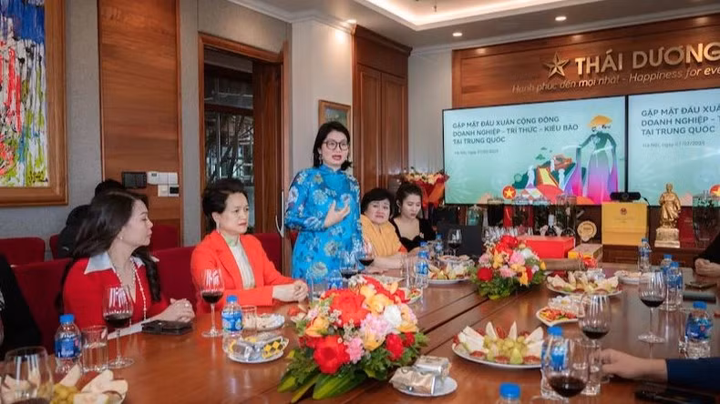 Pham Thi Thanh Loan exprime sa gratitude pour l'attention et le soutien apportés à la communauté des entrepreneurs, intellectuels et expatriés vietnamiens en Chine, leur permettant de s'unir pour honorer et promouvoir le patrimoine culturel vietnamien auprès de la communauté internationale. Photo : nhandan.vn