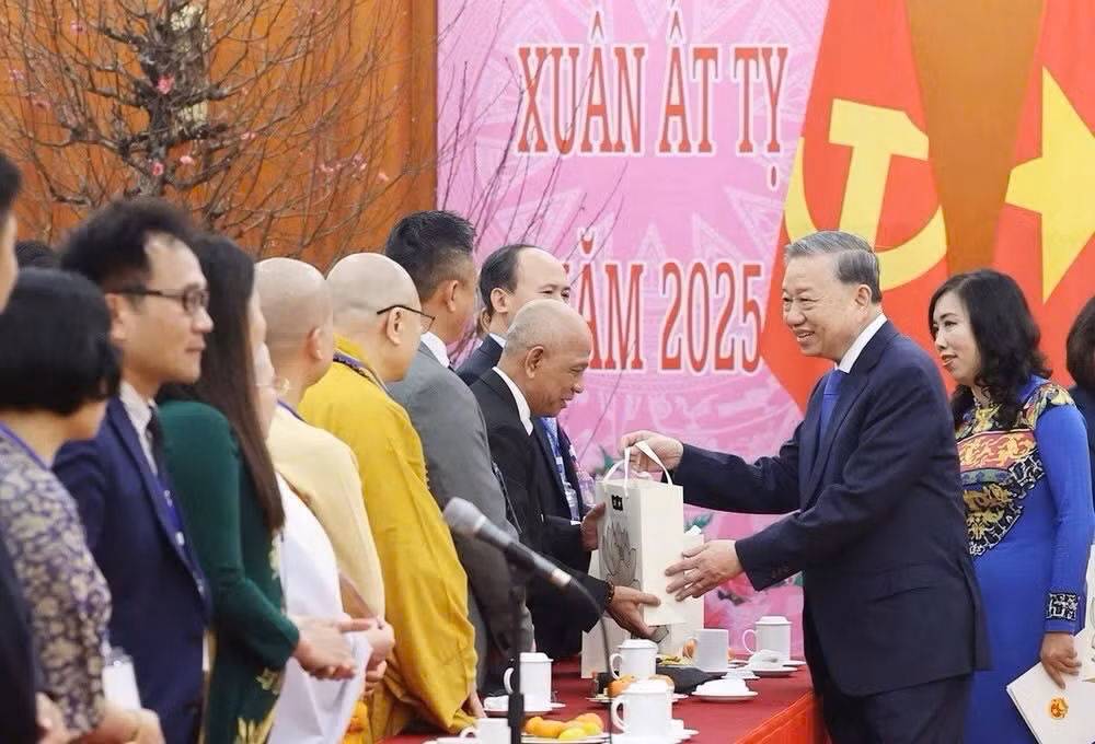 Le Secrétaire général du Parti Tô Lâm rencontre des Viêt kiêu éminents lors du programme "Xuân Quê Huong 2025" (Printemps au pays natal). Le Secrétaire général du Parti Tô Lâm rencontre des Viêt kiêu éminents lors du programme "Xuân Quê Huong 2025" (Printemps au pays natal).