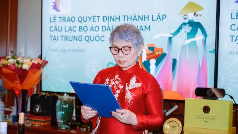 La vice-présidente du Club du Patrimoine de l'ao dài vietnamien, Khuc Thi Dâu, a lu la décision de création du Club du patrimoine de l'ao dài vietnamien en Chine. Photo : nhandan.vn