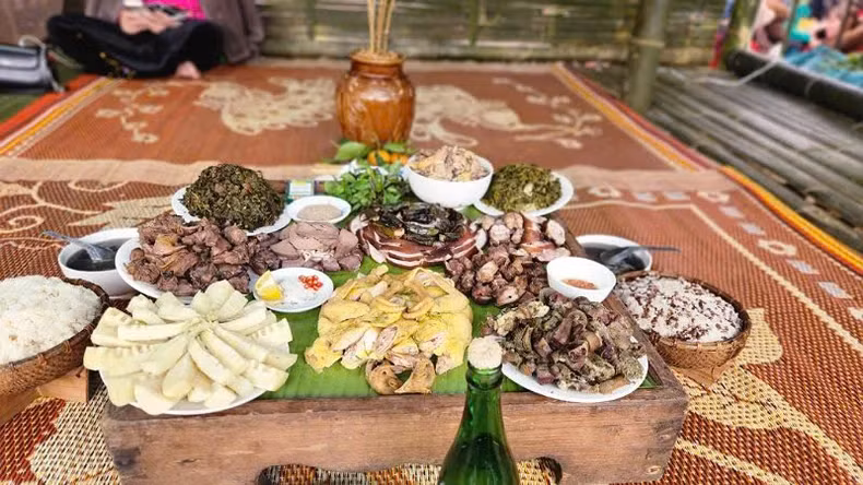 Le plateau de repas des Muong est un élément essentiel de la culture culinaire lors de chaque fête. Photo : nhandan.vn