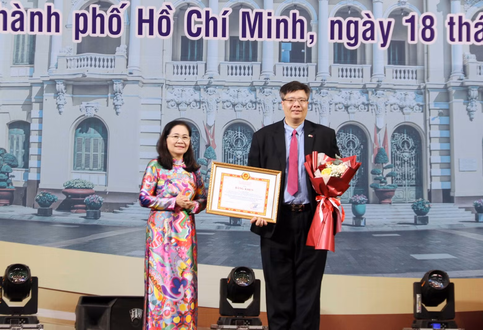 Le docteur Trân Hai Linh,un Vietnamien résidant en Corée du Sud, reçoit un certificat de mérite du Comité permanent du Parti de Hô Chi Minh-Ville pour ses réalisations exceptionnelles dans la mise en œuvre de la Résolution n° 27-NQ/TW du Comité central du Parti sur le développement du corps intellectuel à l’ère de l’industrialisation et de la modernisation du pays. Le docteur Trân Hai Linh,un Vietnamien résidant en Corée du Sud, reçoit un certificat de mérite du Comité permanent du Parti de Hô Chi Minh-Ville pour ses réalisations exceptionnelles dans la mise en œuvre de la Résolution n° 27-NQ/TW du Comité central du Parti sur le développement du corps intellectuel à l’ère de l’industrialisation et de la modernisation du pays.