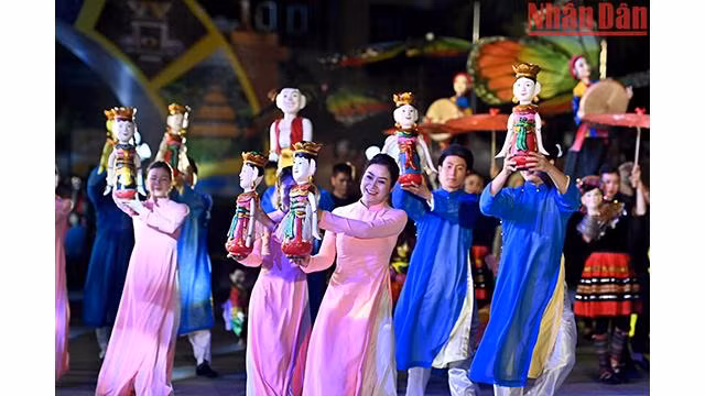Une performance d'artisans de la province de Thanh Hoa. Photo: nhandan.com.vn Une performance d'artisans de la province de Thanh Hoa. Photo: nhandan.com.vn