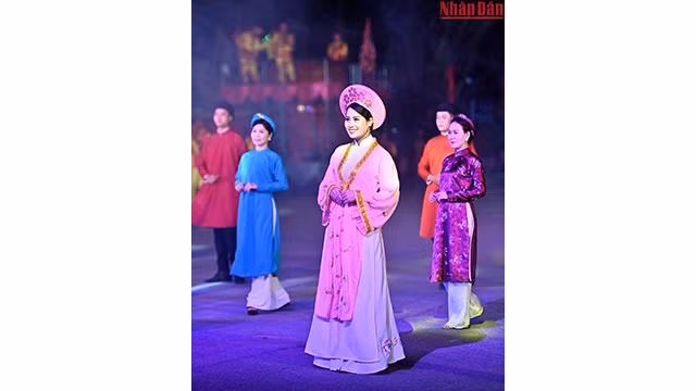 La représentation du "ao dài' traditionnel (tunique traditionnelle vietnamienne) du pays de Huê. Photo: nhandan.com.vn La représentation du "ao dài' traditionnel (tunique traditionnelle vietnamienne) du pays de Huê. Photo: nhandan.com.vn