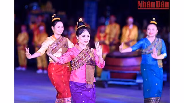 La performance unique des acteurs et actrices de la province lao d'Oudomxay. Photo: nhandan.com.vn La performance unique des acteurs et actrices de la province lao d'Oudomxay. Photo: nhandan.com.vn