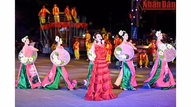 Le spectacle de marionnettes dans la rue est très attrayant pour les touristes et la population locale. Photo: nhandan.com.vn Le spectacle de marionnettes dans la rue est très attrayant pour les touristes et la population locale. Photo: nhandan.com.vn