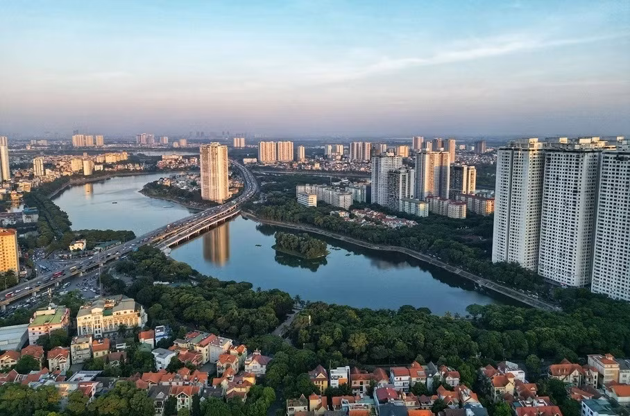 Le lac Linh Dam a une superficie de 74 hectares, avec des eaux bleu clair dans la nouvelle zone urbaine animée, faisant de cet endroit un paysage poétique et charmant. Le lac Linh Dam a une superficie de 74 hectares, avec des eaux bleu clair dans la nouvelle zone urbaine animée, faisant de cet endroit un paysage poétique et charmant.