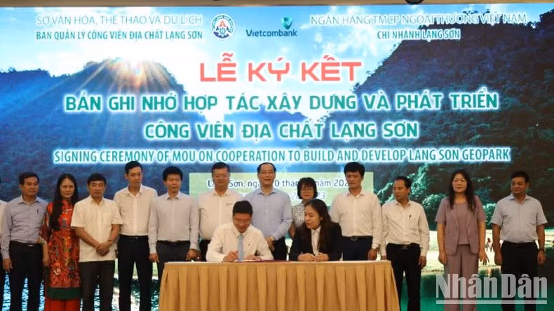 La signature d'un accord de partenariat pour le développement du géoparc de Lang Son. Photo: NDEL