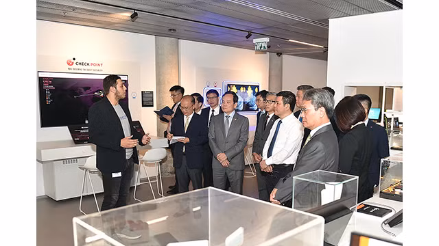 Le Vice-Premier ministre Trân Luu Quang et la délégation vietnamienne au Centre Peres pour la paix et l’innovation. Photo : VGP. Le Vice-Premier ministre Trân Luu Quang et la délégation vietnamienne au Centre Peres pour la paix et l’innovation. Photo : VGP.