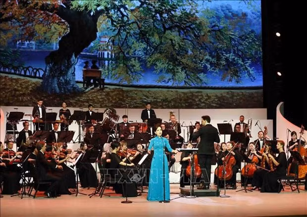 Un spectacle pour fêter la cérémonie d'inauguration du théâtre. Photo : VNA.