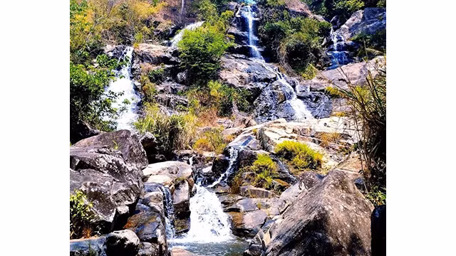 Il y a de nombreux bains naturels au pied de la cascade. Photo : baoquocte.vn