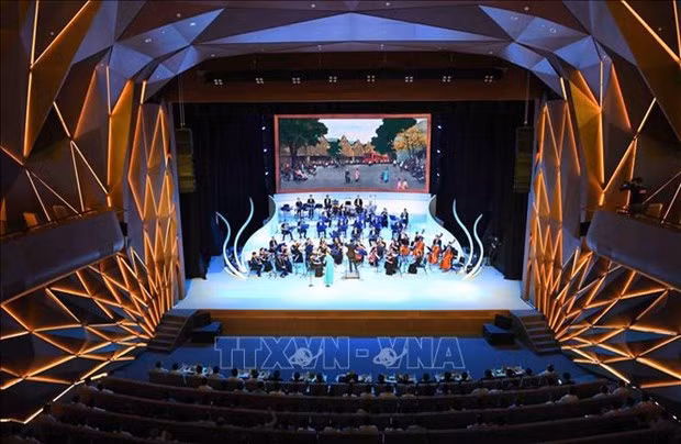 Le théâtre Hô Guom à Hanoï. Photo : VNA.