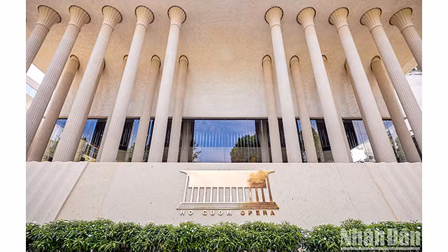 Le Théâtre de Hô Guom est magnifique, avec 52 colonnes de pierres importées d’Espagne. Photo: NDEL