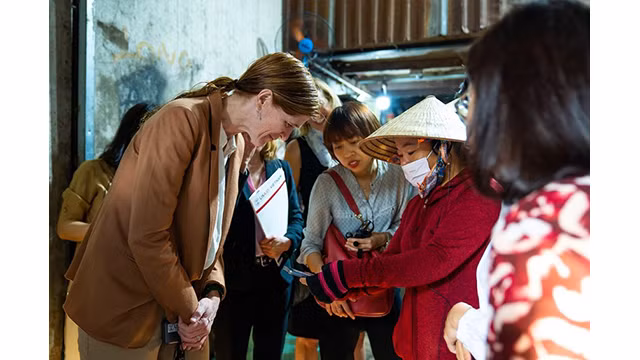 La directrice générale de l'Agence américaine pour le Développement international (USAID), Samantha Power, lors d'une rencontre avec les habitants vietnamiens. Photo : USAID.