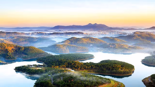 La zone touristique nationale du lac de Lâm Tuyên vue d'en haut. Photo: tienphong.vn