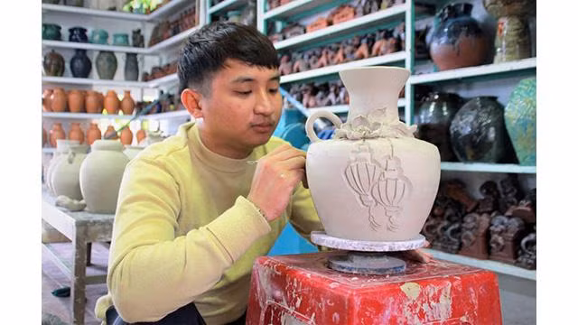 Création des motifs sur des produits en céramique. Photo : kinhtedothi.vn Création des motifs sur des produits en céramique. Photo : kinhtedothi.vn