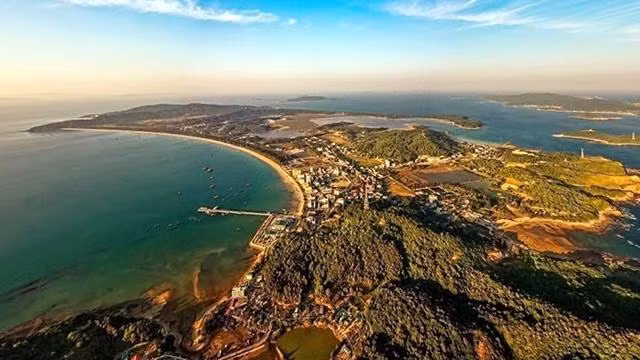 Le point positif du tourisme de Cô Tô est que les habitants du district insulaire attachent une grande importance au développement du tourisme en association avec la préservation de l'hygiène environnementale dans la région. Photo : VNA. Le point positif du tourisme de Cô Tô est que les habitants du district insulaire attachent une grande importance au développement du tourisme en association avec la préservation de l'hygiène environnementale dans la région. Photo : VNA.