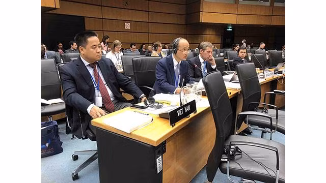L'ambassadeur Nguyên Trung Kiên prend la parole lors de la réunion. Photo : Ambassade du Vietnam en Autriche