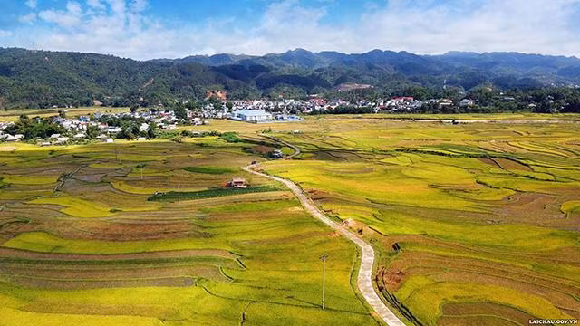 Une vue du bourg de Than Uyên... Photo : TTTTXTDL Lai Châu.