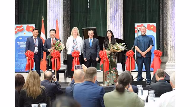Les délégués ont coupé le ruban pour ouvrir le bureau de représentation de FPT Software et VidoGroup au Danemark. Photo: baoquocte.vn Les délégués ont coupé le ruban pour ouvrir le bureau de représentation de FPT Software et VidoGroup au Danemark. Photo: baoquocte.vn