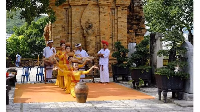Les danseurs et les musiciens sont issus de l’ethnie Cham du village de My Nghiêp, de la province voisine de Ninh Thuân (au Centre du Vietnam). Photo : VNA.